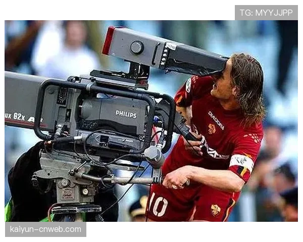 特写：现场镜头捕捉到，场边助教通过平板电脑即时向球员展示战术示意图