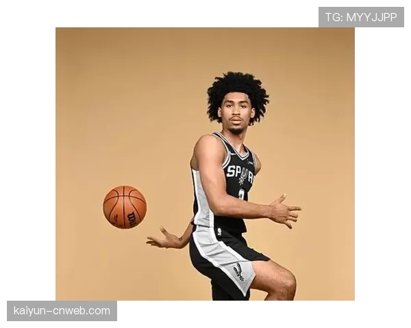 场边观察：马刺新秀在一次成功的边线球战术执行后，与助教练击掌庆祝