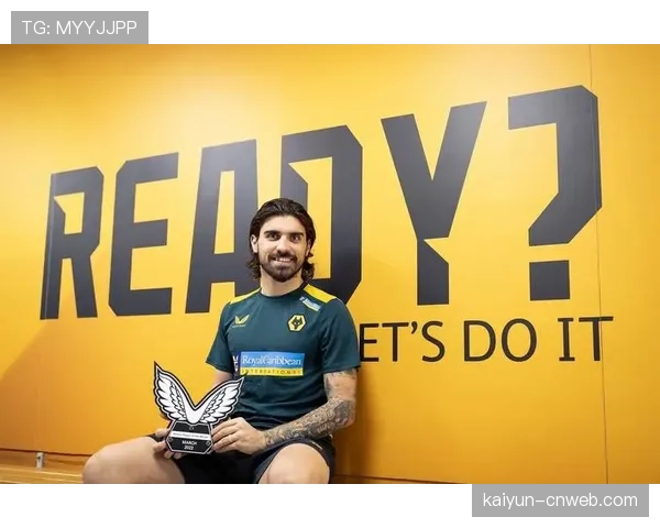 温情时刻：狼队球迷高歌致敬因病缺席的对手主帅